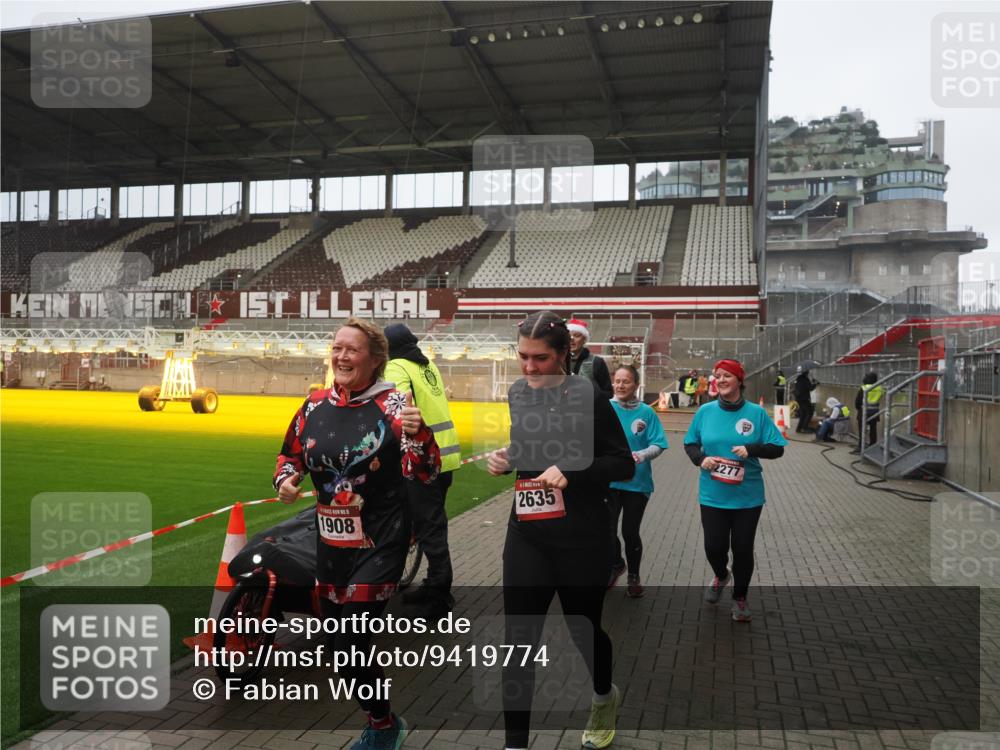 07.12.2025 - St. Pauli X-Mass-Run No. 15 Fabian Wolf http://msf.ph/oto/9419774 07.12.2025 11:34:22 Ziel 820, 825, 864, 869, 871, 1001, 1710, 1908, 2277, 2280, 2635, 2809, 3387 meine-sportfotos.de