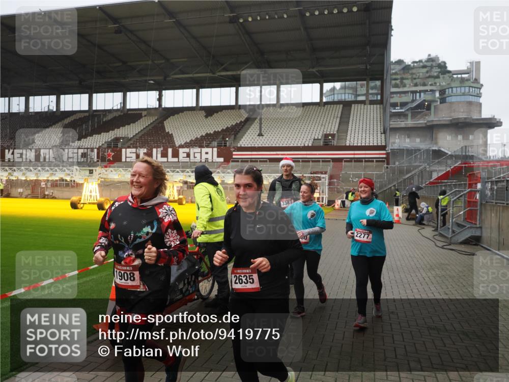 07.12.2025 - St. Pauli X-Mass-Run No. 15 Fabian Wolf http://msf.ph/oto/9419775 07.12.2025 11:34:23 Ziel 820, 825, 864, 869, 871, 1001, 1710, 1908, 2277, 2280, 2635, 2809, 3387 meine-sportfotos.de