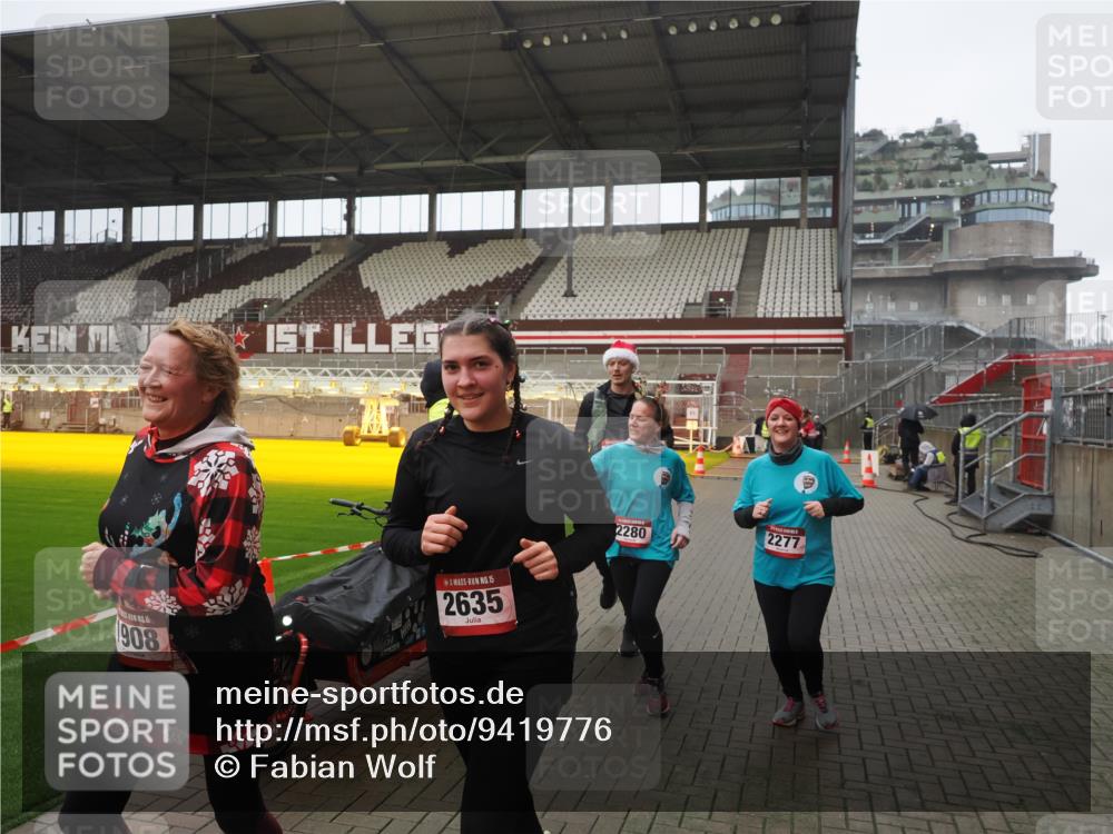 07.12.2025 - St. Pauli X-Mass-Run No. 15 Fabian Wolf http://msf.ph/oto/9419776 07.12.2025 11:34:23 Ziel 820, 825, 864, 869, 871, 1001, 1710, 1908, 2277, 2280, 2635, 2809, 3387 meine-sportfotos.de
