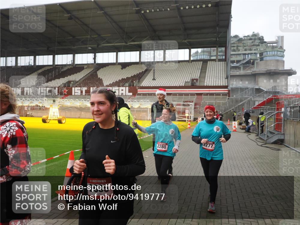 07.12.2025 - St. Pauli X-Mass-Run No. 15 Fabian Wolf http://msf.ph/oto/9419777 07.12.2025 11:34:23 Ziel 820, 825, 864, 869, 871, 1001, 1710, 1908, 2277, 2280, 2635, 2809, 3387 meine-sportfotos.de