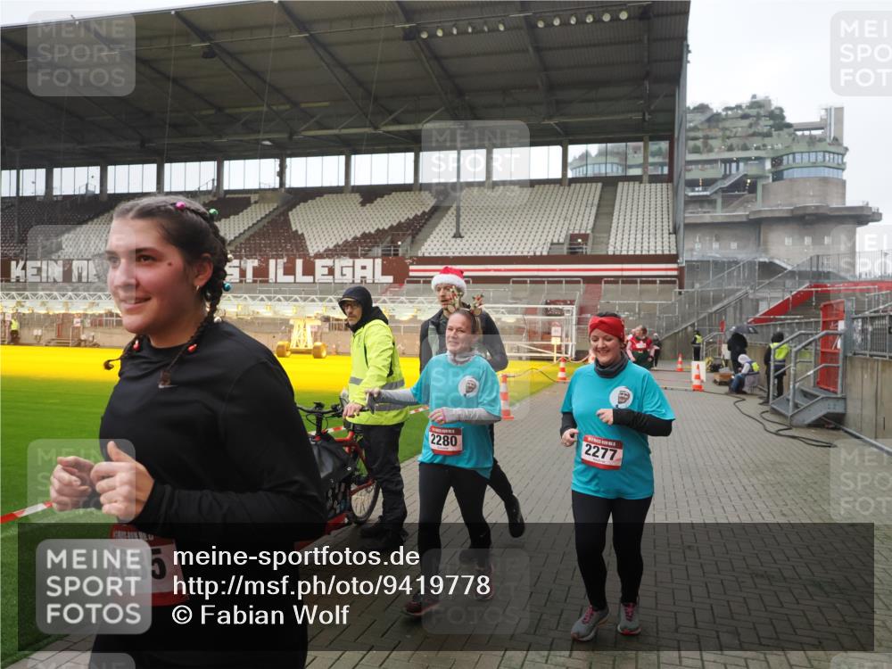 07.12.2025 - St. Pauli X-Mass-Run No. 15 Fabian Wolf http://msf.ph/oto/9419778 07.12.2025 11:34:23 Ziel 820, 825, 864, 869, 871, 1001, 1710, 1908, 2277, 2280, 2635, 2809, 3387 meine-sportfotos.de