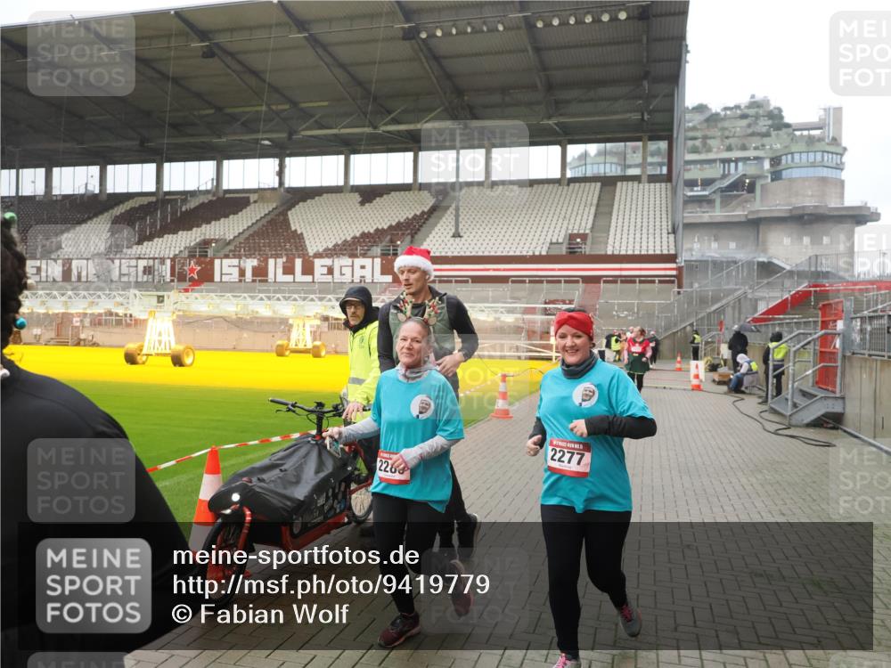 07.12.2025 - St. Pauli X-Mass-Run No. 15 Fabian Wolf http://msf.ph/oto/9419779 07.12.2025 11:34:23 Ziel 820, 825, 864, 869, 871, 1001, 1710, 1908, 2277, 2280, 2635, 2809, 3387 meine-sportfotos.de