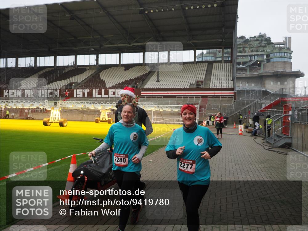 07.12.2025 - St. Pauli X-Mass-Run No. 15 Fabian Wolf http://msf.ph/oto/9419780 07.12.2025 11:34:24 Ziel 820, 825, 864, 869, 871, 1001, 1710, 1908, 2277, 2280, 2635, 2809, 3387 meine-sportfotos.de