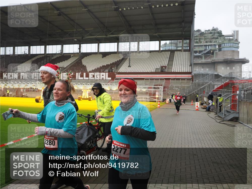 07.12.2025 - St. Pauli X-Mass-Run No. 15 Fabian Wolf http://msf.ph/oto/9419782 07.12.2025 11:34:24 Ziel 820, 825, 864, 869, 871, 1001, 1710, 1908, 2277, 2280, 2635, 2809, 3387 meine-sportfotos.de