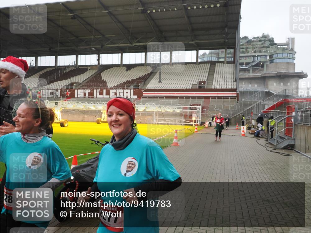 07.12.2025 - St. Pauli X-Mass-Run No. 15 Fabian Wolf http://msf.ph/oto/9419783 07.12.2025 11:34:24 Ziel 820, 825, 864, 869, 871, 1001, 1710, 1908, 2277, 2280, 2635, 2809, 3387 meine-sportfotos.de