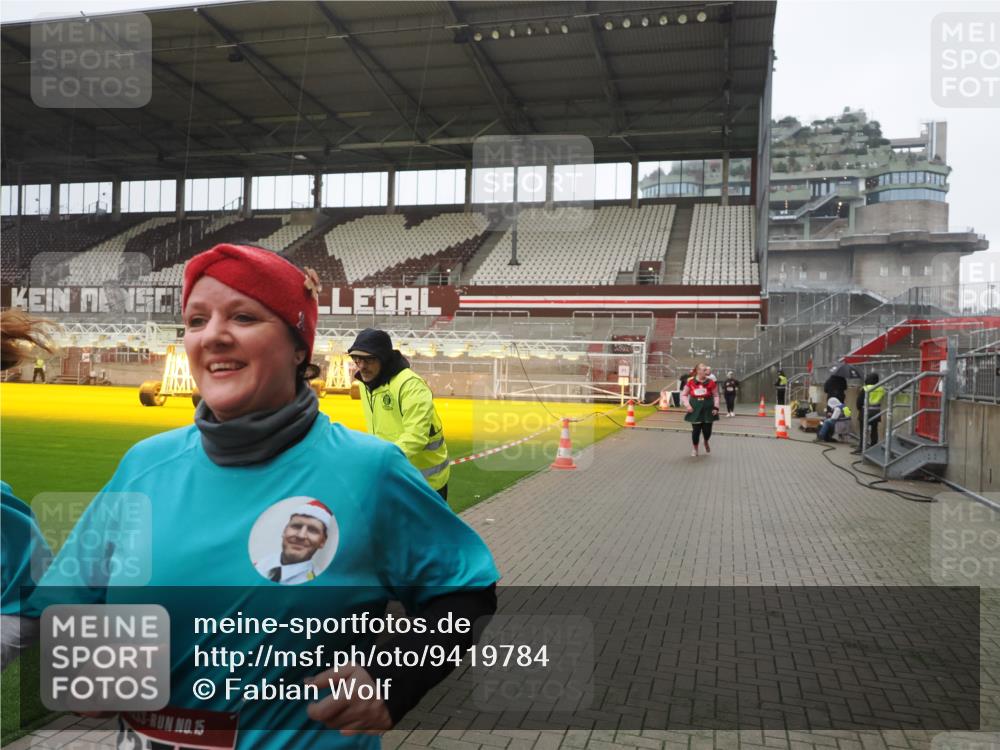 07.12.2025 - St. Pauli X-Mass-Run No. 15 Fabian Wolf http://msf.ph/oto/9419784 07.12.2025 11:34:24 Ziel 820, 825, 864, 869, 871, 1001, 1710, 1908, 2277, 2280, 2635, 2809, 3387 meine-sportfotos.de