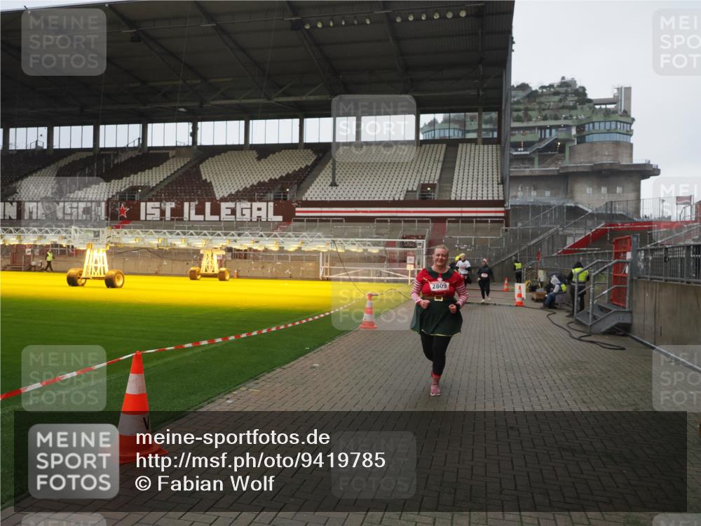 07.12.2025 - St. Pauli X-Mass-Run No. 15 Fabian Wolf http://msf.ph/oto/9419785 07.12.2025 11:34:28 Ziel 704, 782, 820, 864, 869, 871, 1001, 1908, 2277, 2280, 2635, 2809, 3387 meine-sportfotos.de