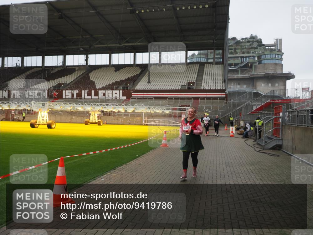 07.12.2025 - St. Pauli X-Mass-Run No. 15 Fabian Wolf http://msf.ph/oto/9419786 07.12.2025 11:34:28 Ziel 704, 782, 820, 864, 869, 871, 1001, 1908, 2277, 2280, 2635, 2809, 3387 meine-sportfotos.de
