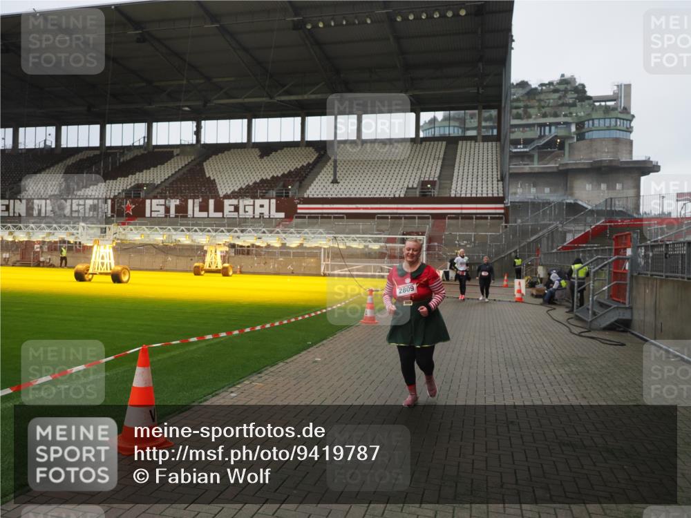 07.12.2025 - St. Pauli X-Mass-Run No. 15 Fabian Wolf http://msf.ph/oto/9419787 07.12.2025 11:34:28 Ziel 704, 782, 820, 864, 869, 871, 1001, 1908, 2277, 2280, 2635, 2809, 3387 meine-sportfotos.de