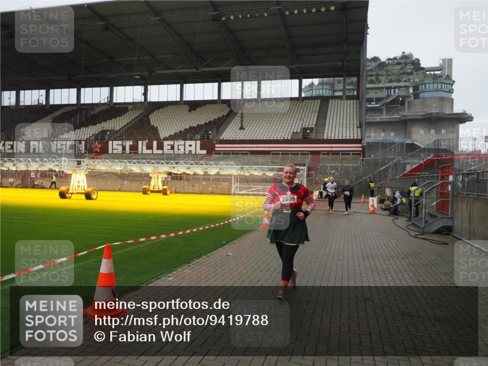 07.12.2025 - St. Pauli X-Mass-Run No. 15 Fabian Wolf http://msf.ph/oto/9419788 07.12.2025 11:34:29 Ziel 704, 782, 820, 869, 871, 1908, 2277, 2280, 2635, 2809, 3387 meine-sportfotos.de