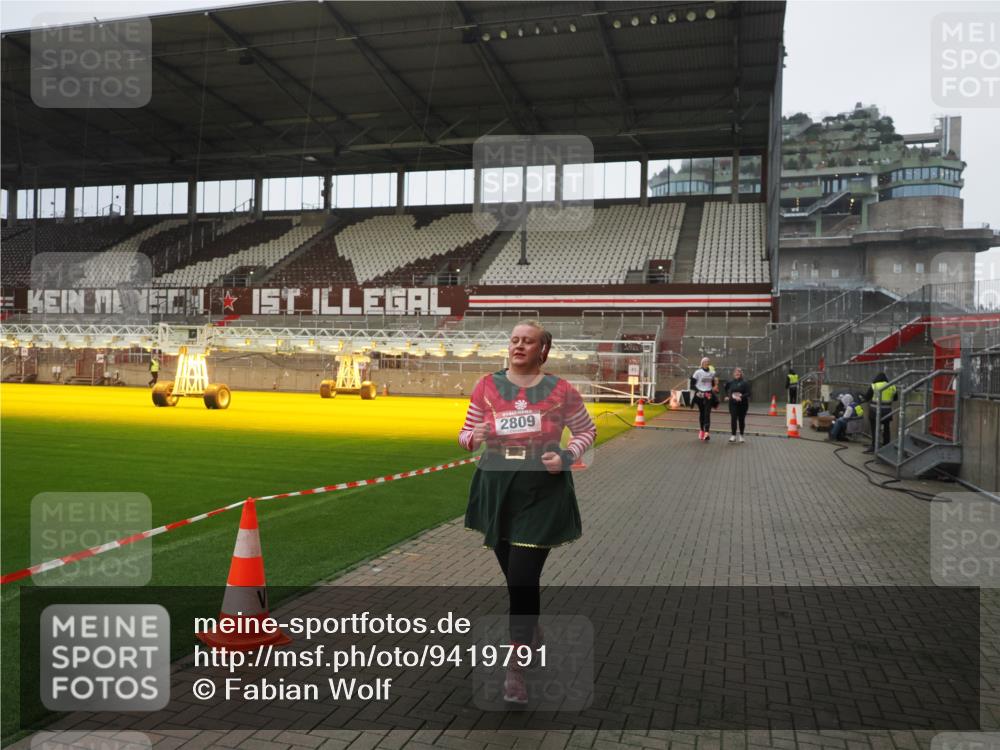 07.12.2025 - St. Pauli X-Mass-Run No. 15 Fabian Wolf http://msf.ph/oto/9419791 07.12.2025 11:34:29 Ziel 704, 782, 820, 869, 871, 1908, 2277, 2280, 2635, 2809, 3387 meine-sportfotos.de