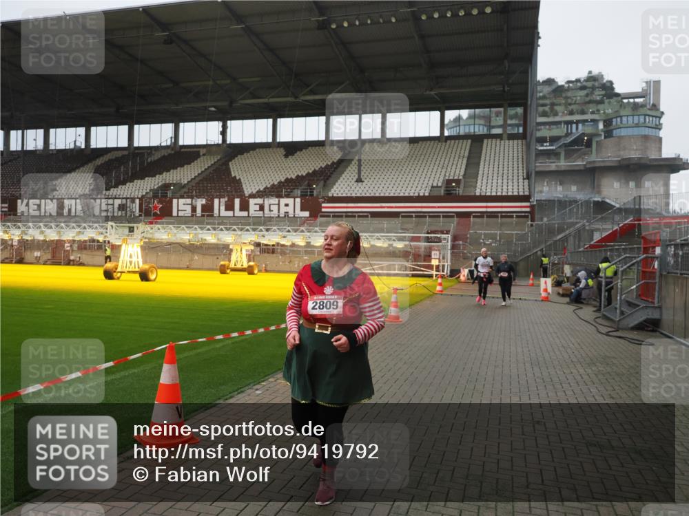 07.12.2025 - St. Pauli X-Mass-Run No. 15 Fabian Wolf http://msf.ph/oto/9419792 07.12.2025 11:34:29 Ziel 704, 782, 820, 869, 871, 1908, 2277, 2280, 2635, 2809, 3387 meine-sportfotos.de