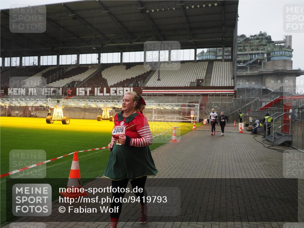 07.12.2025 - St. Pauli X-Mass-Run No. 15 Fabian Wolf http://msf.ph/oto/9419793 07.12.2025 11:34:30 Ziel 704, 782, 1908, 2277, 2280, 2635, 2809, 3387 meine-sportfotos.de