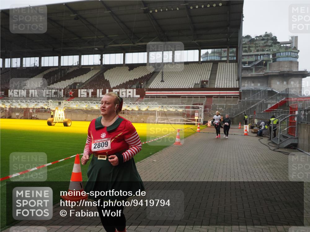 07.12.2025 - St. Pauli X-Mass-Run No. 15 Fabian Wolf http://msf.ph/oto/9419794 07.12.2025 11:34:30 Ziel 704, 782, 1908, 2277, 2280, 2635, 2809, 3387 meine-sportfotos.de