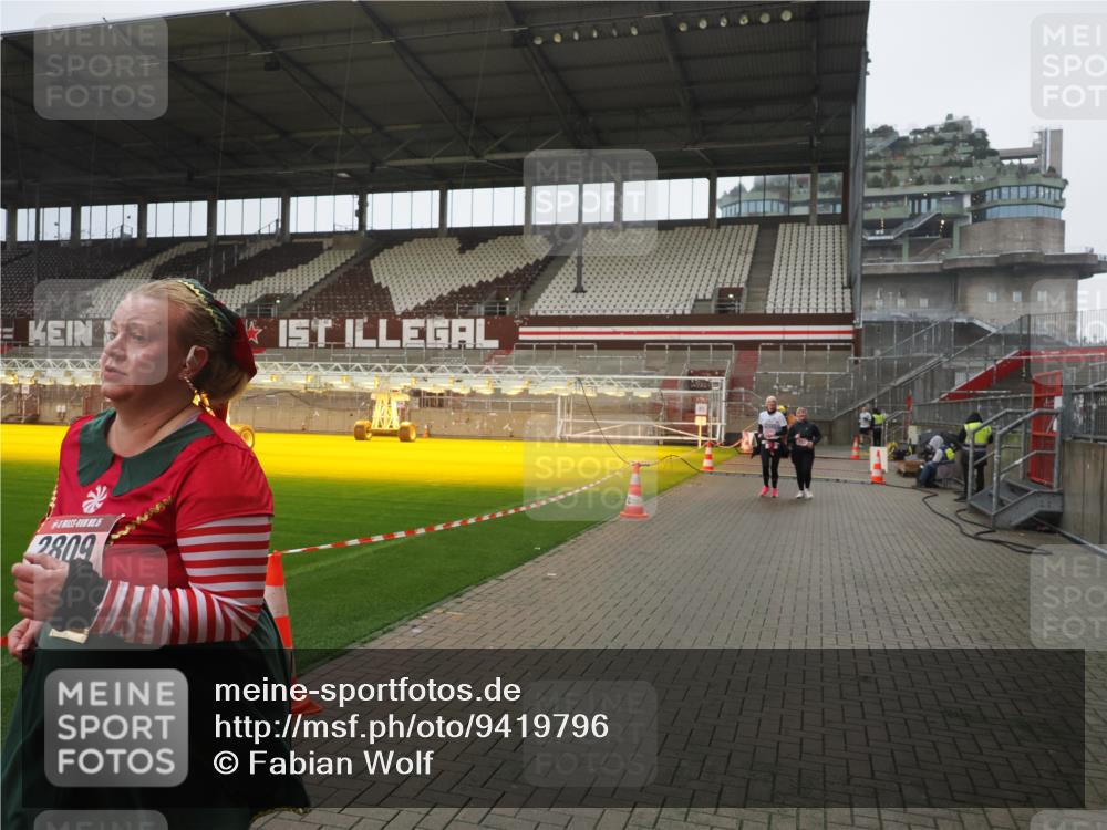 07.12.2025 - St. Pauli X-Mass-Run No. 15 Fabian Wolf http://msf.ph/oto/9419796 07.12.2025 11:34:30 Ziel 704, 782, 1908, 2277, 2280, 2635, 2809, 3387 meine-sportfotos.de