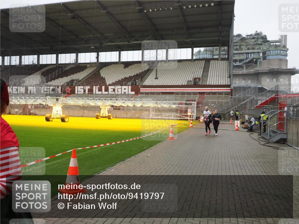 07.12.2025 - St. Pauli X-Mass-Run No. 15 Fabian Wolf http://msf.ph/oto/9419797 07.12.2025 11:34:30 Ziel 704, 782, 1908, 2277, 2280, 2635, 2809, 3387 meine-sportfotos.de
