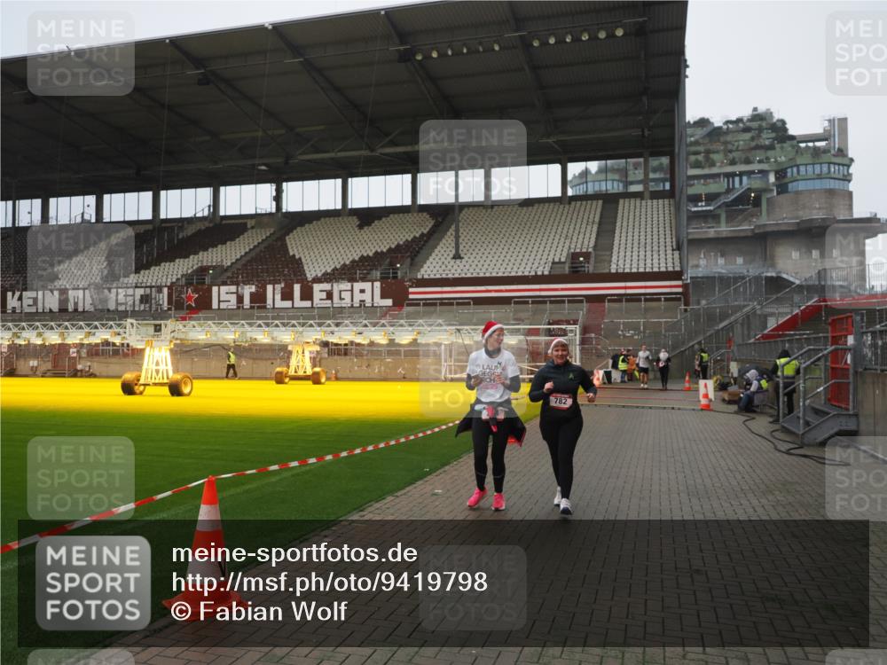 07.12.2025 - St. Pauli X-Mass-Run No. 15 Fabian Wolf http://msf.ph/oto/9419798 07.12.2025 11:34:35 Ziel 704, 782, 2809, 3387 meine-sportfotos.de