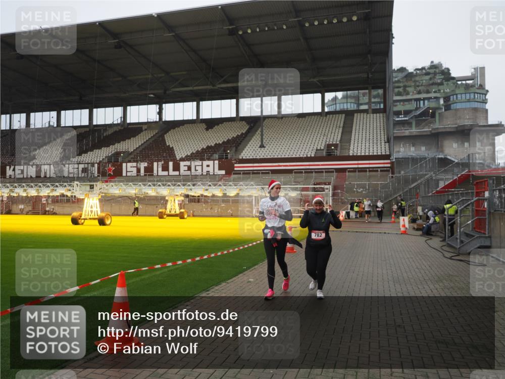 07.12.2025 - St. Pauli X-Mass-Run No. 15 Fabian Wolf http://msf.ph/oto/9419799 07.12.2025 11:34:35 Ziel 704, 782, 2809, 3387 meine-sportfotos.de