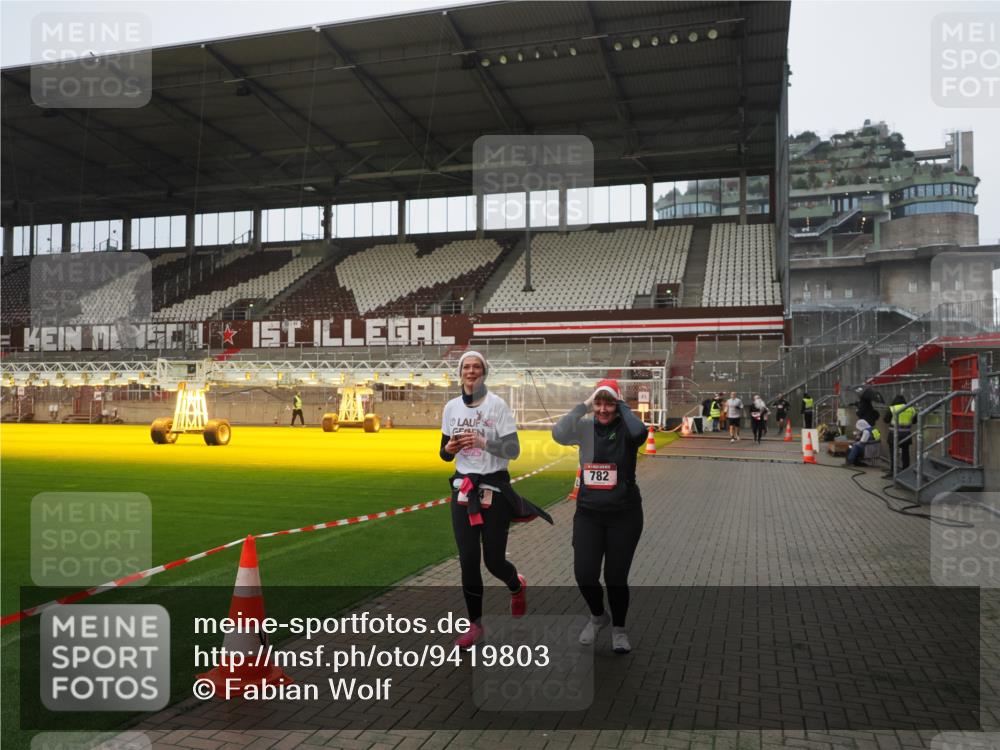07.12.2025 - St. Pauli X-Mass-Run No. 15 Fabian Wolf http://msf.ph/oto/9419803 07.12.2025 11:34:36 Ziel 704, 782, 2809, 3387 meine-sportfotos.de