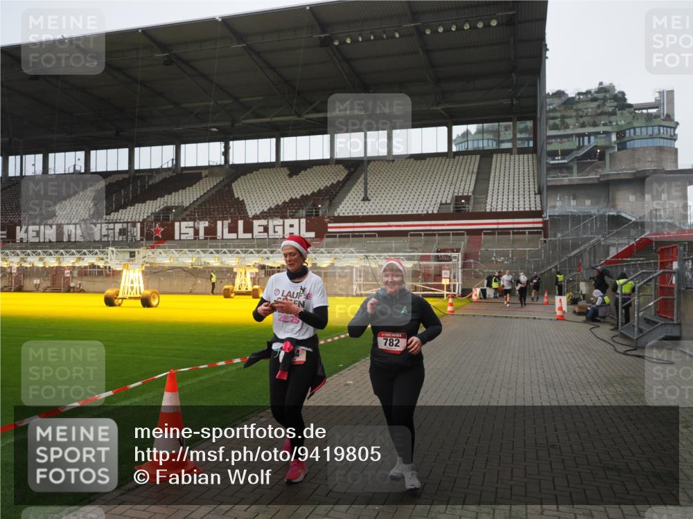 07.12.2025 - St. Pauli X-Mass-Run No. 15 Fabian Wolf http://msf.ph/oto/9419805 07.12.2025 11:34:36 Ziel 704, 782, 2809, 3387 meine-sportfotos.de
