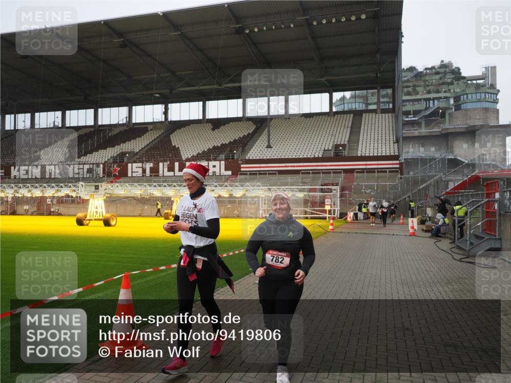 07.12.2025 - St. Pauli X-Mass-Run No. 15 Fabian Wolf http://msf.ph/oto/9419806 07.12.2025 11:34:36 Ziel 704, 782, 2809, 3387 meine-sportfotos.de