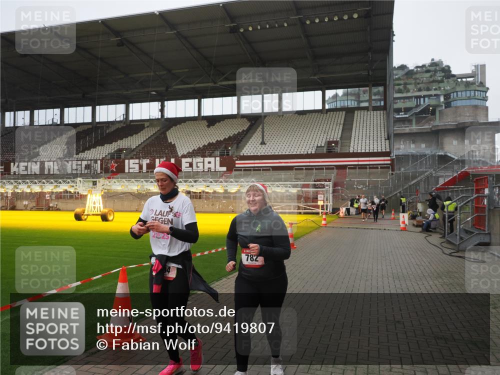 07.12.2025 - St. Pauli X-Mass-Run No. 15 Fabian Wolf http://msf.ph/oto/9419807 07.12.2025 11:34:36 Ziel 704, 782, 2809, 3387 meine-sportfotos.de