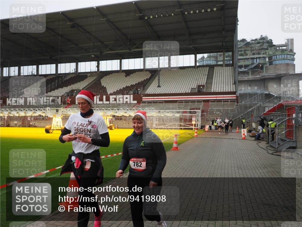 07.12.2025 - St. Pauli X-Mass-Run No. 15 Fabian Wolf http://msf.ph/oto/9419808 07.12.2025 11:34:37 Ziel 704, 782, 2456, 2458, 2809, 3387 meine-sportfotos.de