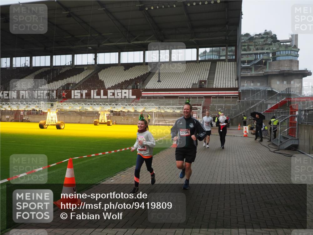 07.12.2025 - St. Pauli X-Mass-Run No. 15 Fabian Wolf http://msf.ph/oto/9419809 07.12.2025 11:34:44 Ziel 704, 782, 2456, 2458, 2704, 2706 meine-sportfotos.de