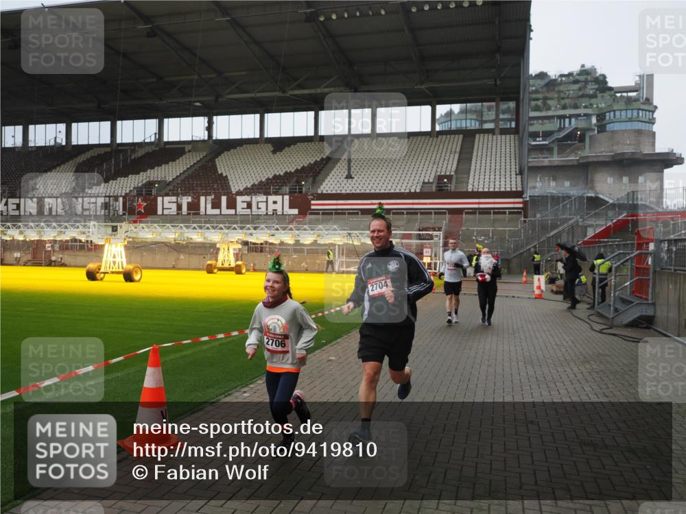 07.12.2025 - St. Pauli X-Mass-Run No. 15 Fabian Wolf http://msf.ph/oto/9419810 07.12.2025 11:34:44 Ziel 704, 782, 2456, 2458, 2704, 2706 meine-sportfotos.de