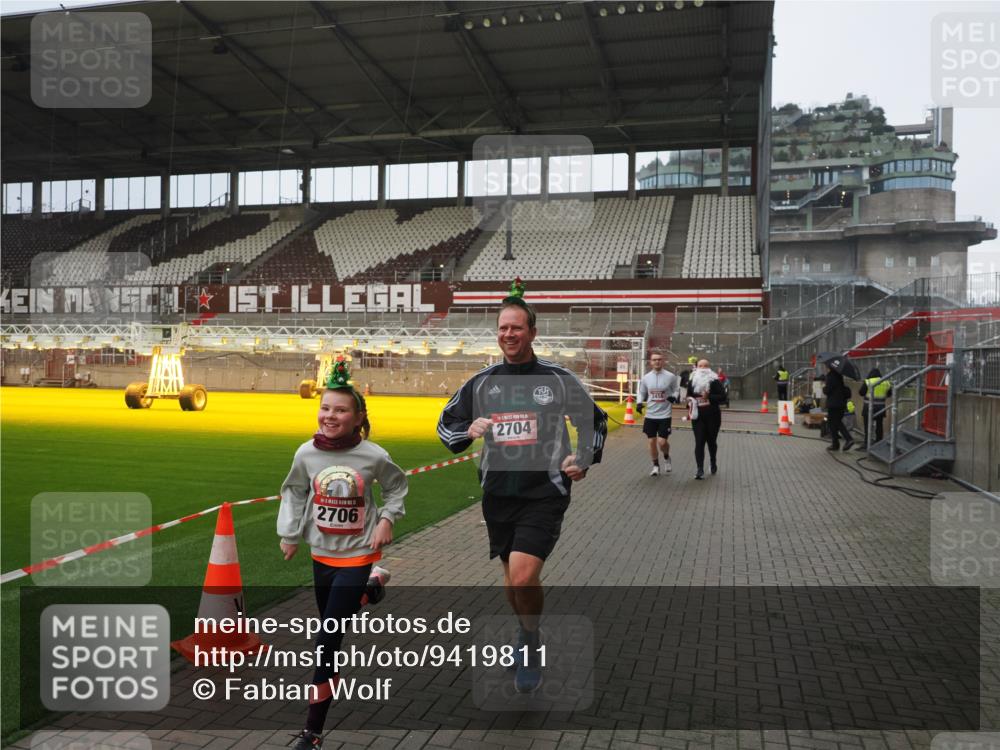 07.12.2025 - St. Pauli X-Mass-Run No. 15 Fabian Wolf http://msf.ph/oto/9419811 07.12.2025 11:34:44 Ziel 704, 782, 2456, 2458, 2704, 2706 meine-sportfotos.de