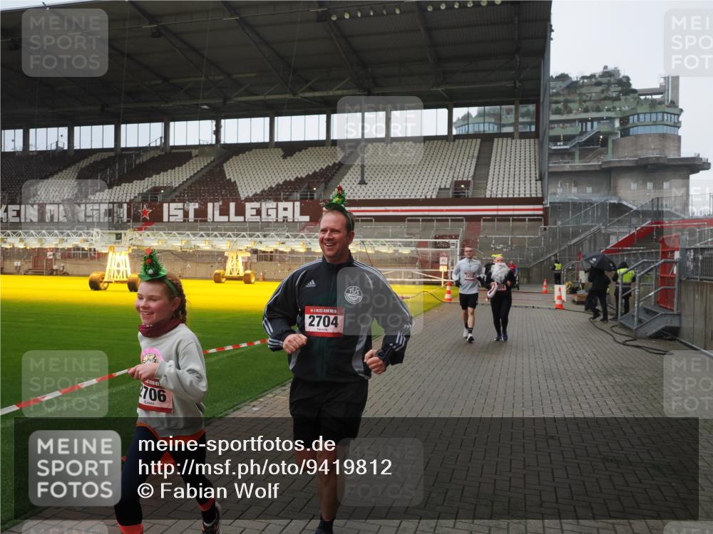 07.12.2025 - St. Pauli X-Mass-Run No. 15 Fabian Wolf http://msf.ph/oto/9419812 07.12.2025 11:34:44 Ziel 704, 782, 2456, 2458, 2704, 2706 meine-sportfotos.de