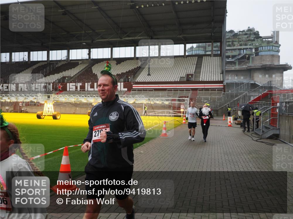 07.12.2025 - St. Pauli X-Mass-Run No. 15 Fabian Wolf http://msf.ph/oto/9419813 07.12.2025 11:34:45 Ziel 704, 782, 2456, 2458, 2704, 2706 meine-sportfotos.de