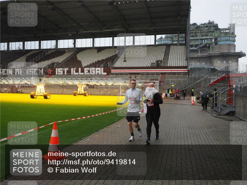 07.12.2025 - St. Pauli X-Mass-Run No. 15 Fabian Wolf http://msf.ph/oto/9419814 07.12.2025 11:34:47 Ziel 2456, 2458, 2704, 2706 meine-sportfotos.de