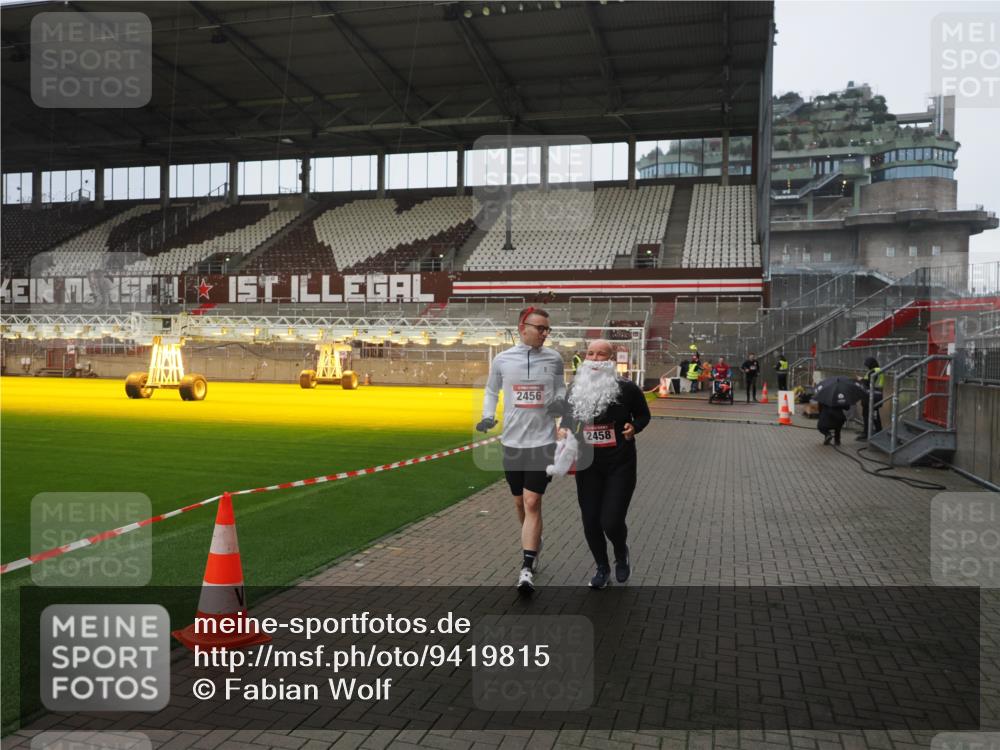 07.12.2025 - St. Pauli X-Mass-Run No. 15 Fabian Wolf http://msf.ph/oto/9419815 07.12.2025 11:34:47 Ziel 2456, 2458, 2704, 2706 meine-sportfotos.de