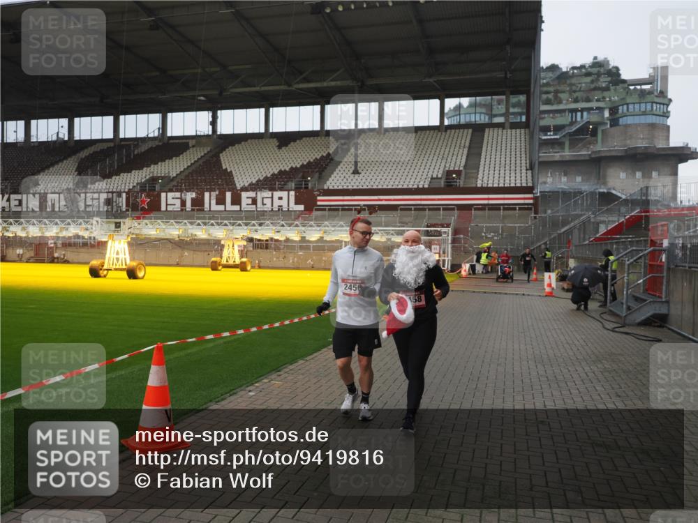 07.12.2025 - St. Pauli X-Mass-Run No. 15 Fabian Wolf http://msf.ph/oto/9419816 07.12.2025 11:34:48 Ziel 2456, 2458, 2704, 2706 meine-sportfotos.de