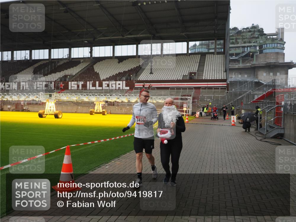 07.12.2025 - St. Pauli X-Mass-Run No. 15 Fabian Wolf http://msf.ph/oto/9419817 07.12.2025 11:34:48 Ziel 2456, 2458, 2704, 2706 meine-sportfotos.de