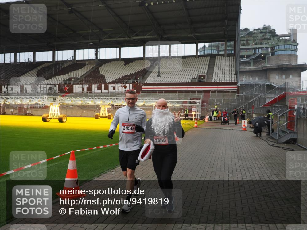 07.12.2025 - St. Pauli X-Mass-Run No. 15 Fabian Wolf http://msf.ph/oto/9419819 07.12.2025 11:34:48 Ziel 2456, 2458, 2704, 2706 meine-sportfotos.de