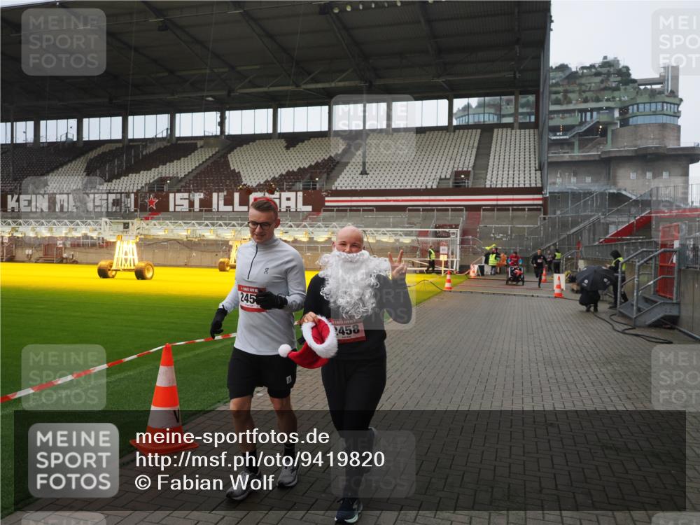 07.12.2025 - St. Pauli X-Mass-Run No. 15 Fabian Wolf http://msf.ph/oto/9419820 07.12.2025 11:34:48 Ziel 2456, 2458, 2704, 2706 meine-sportfotos.de