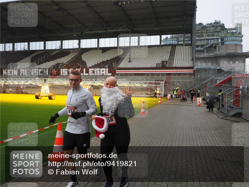 07.12.2025 - St. Pauli X-Mass-Run No. 15 Fabian Wolf http://msf.ph/oto/9419821 07.12.2025 11:34:49 Ziel 316, 2413, 2456, 2458, 2704, 2706 meine-sportfotos.de