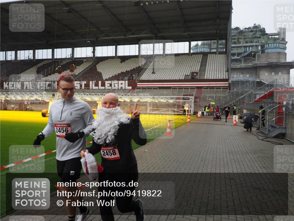 07.12.2025 - St. Pauli X-Mass-Run No. 15 Fabian Wolf http://msf.ph/oto/9419822 07.12.2025 11:34:49 Ziel 316, 2413, 2456, 2458, 2704, 2706 meine-sportfotos.de