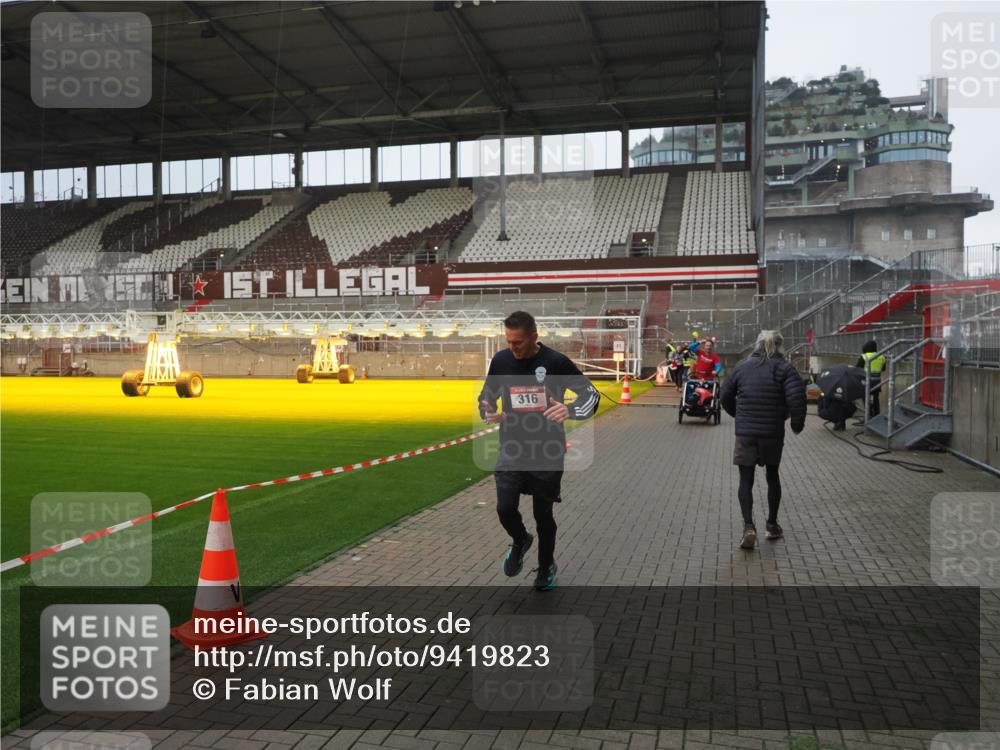 07.12.2025 - St. Pauli X-Mass-Run No. 15 Fabian Wolf http://msf.ph/oto/9419823 07.12.2025 11:34:55 Ziel 316, 2413, 2456, 2458, 2704, 2706, 3005 meine-sportfotos.de