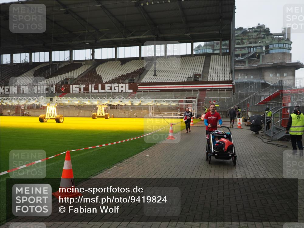 07.12.2025 - St. Pauli X-Mass-Run No. 15 Fabian Wolf http://msf.ph/oto/9419824 07.12.2025 11:35:01 Ziel 316, 2413, 2481, 3005 meine-sportfotos.de