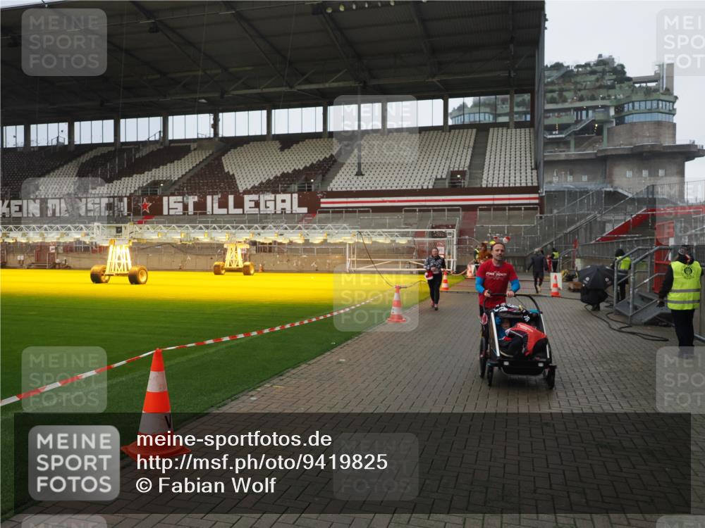 07.12.2025 - St. Pauli X-Mass-Run No. 15 Fabian Wolf http://msf.ph/oto/9419825 07.12.2025 11:35:01 Ziel 316, 2413, 2481, 3005 meine-sportfotos.de