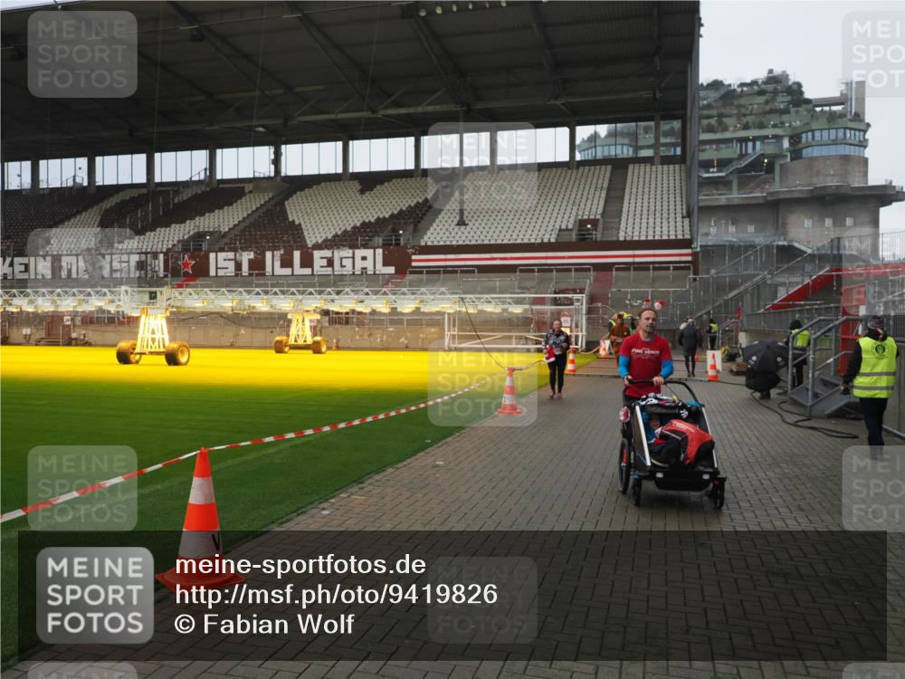 07.12.2025 - St. Pauli X-Mass-Run No. 15 Fabian Wolf http://msf.ph/oto/9419826 07.12.2025 11:35:02 Ziel 316, 2413, 2481, 3005 meine-sportfotos.de
