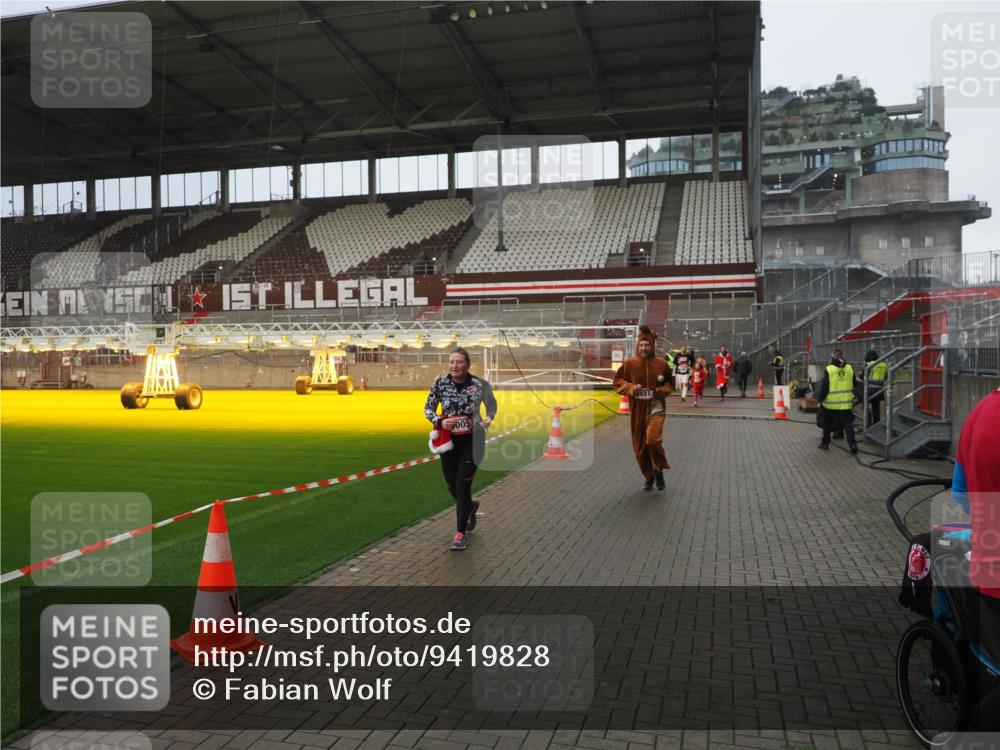 07.12.2025 - St. Pauli X-Mass-Run No. 15 Fabian Wolf http://msf.ph/oto/9419828 07.12.2025 11:35:06 Ziel 316, 2413, 2481, 3005, 3148, 3149 meine-sportfotos.de