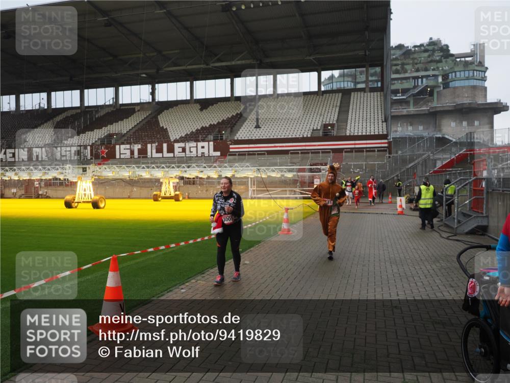 07.12.2025 - St. Pauli X-Mass-Run No. 15 Fabian Wolf http://msf.ph/oto/9419829 07.12.2025 11:35:06 Ziel 316, 2413, 2481, 3005, 3148, 3149 meine-sportfotos.de