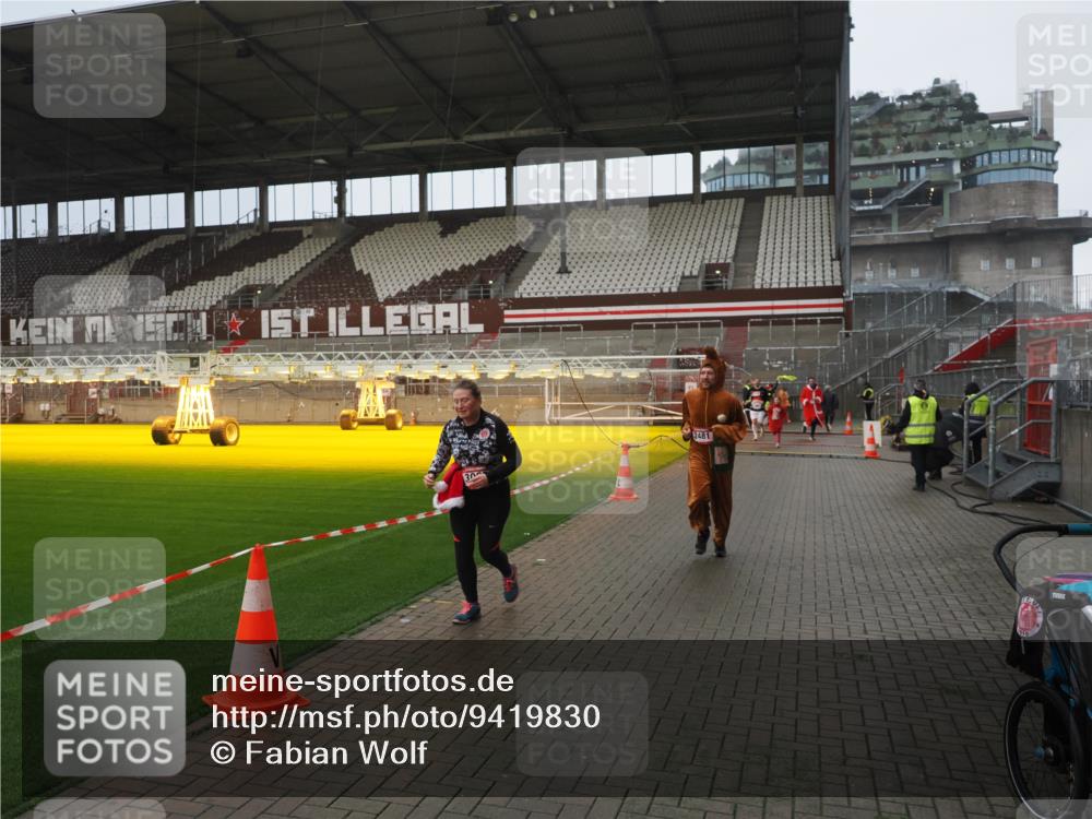 07.12.2025 - St. Pauli X-Mass-Run No. 15 Fabian Wolf http://msf.ph/oto/9419830 07.12.2025 11:35:06 Ziel 316, 2413, 2481, 3005, 3148, 3149 meine-sportfotos.de