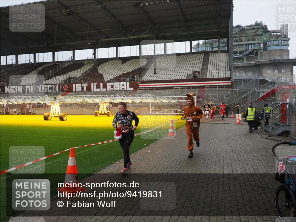 07.12.2025 - St. Pauli X-Mass-Run No. 15 Fabian Wolf http://msf.ph/oto/9419831 07.12.2025 11:35:06 Ziel 316, 2413, 2481, 3005, 3148, 3149 meine-sportfotos.de