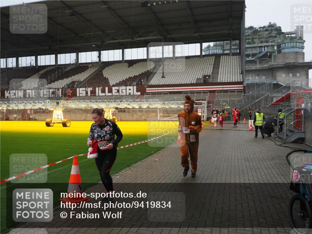 07.12.2025 - St. Pauli X-Mass-Run No. 15 Fabian Wolf http://msf.ph/oto/9419834 07.12.2025 11:35:07 Ziel 316, 2150, 2413, 2481, 3005, 3148, 3149 meine-sportfotos.de