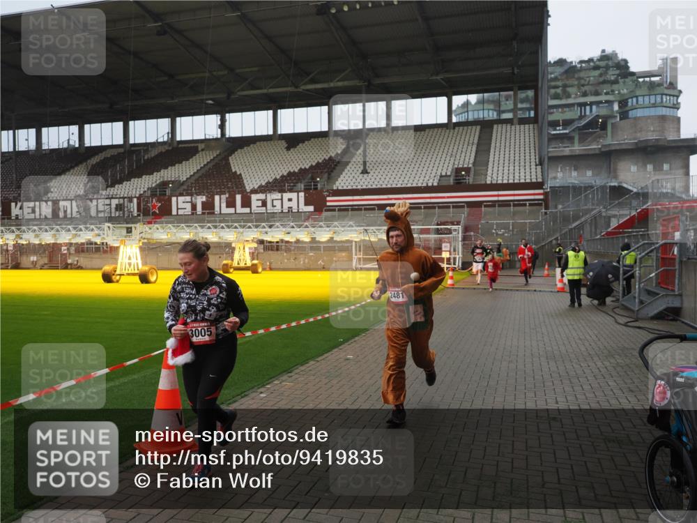 07.12.2025 - St. Pauli X-Mass-Run No. 15 Fabian Wolf http://msf.ph/oto/9419835 07.12.2025 11:35:07 Ziel 316, 2150, 2413, 2481, 3005, 3148, 3149 meine-sportfotos.de
